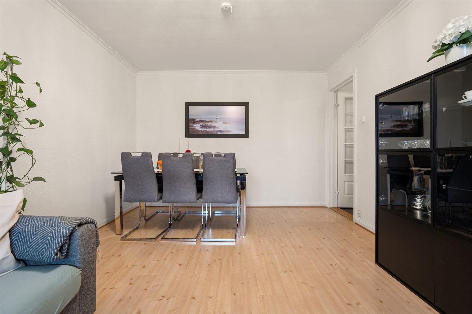 Planløsningen gir fleksible møbleringsmuligheter, med god plass til både sofagruppe og spisebord. Galleribilde