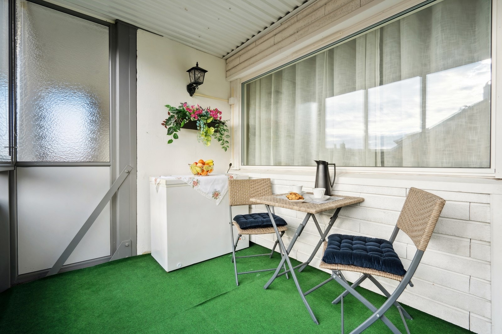 Balkongen har god plass til å innrede med utemøbler som ønskes. Elektrisk grill er tillatt på balkongen. Galleribilde