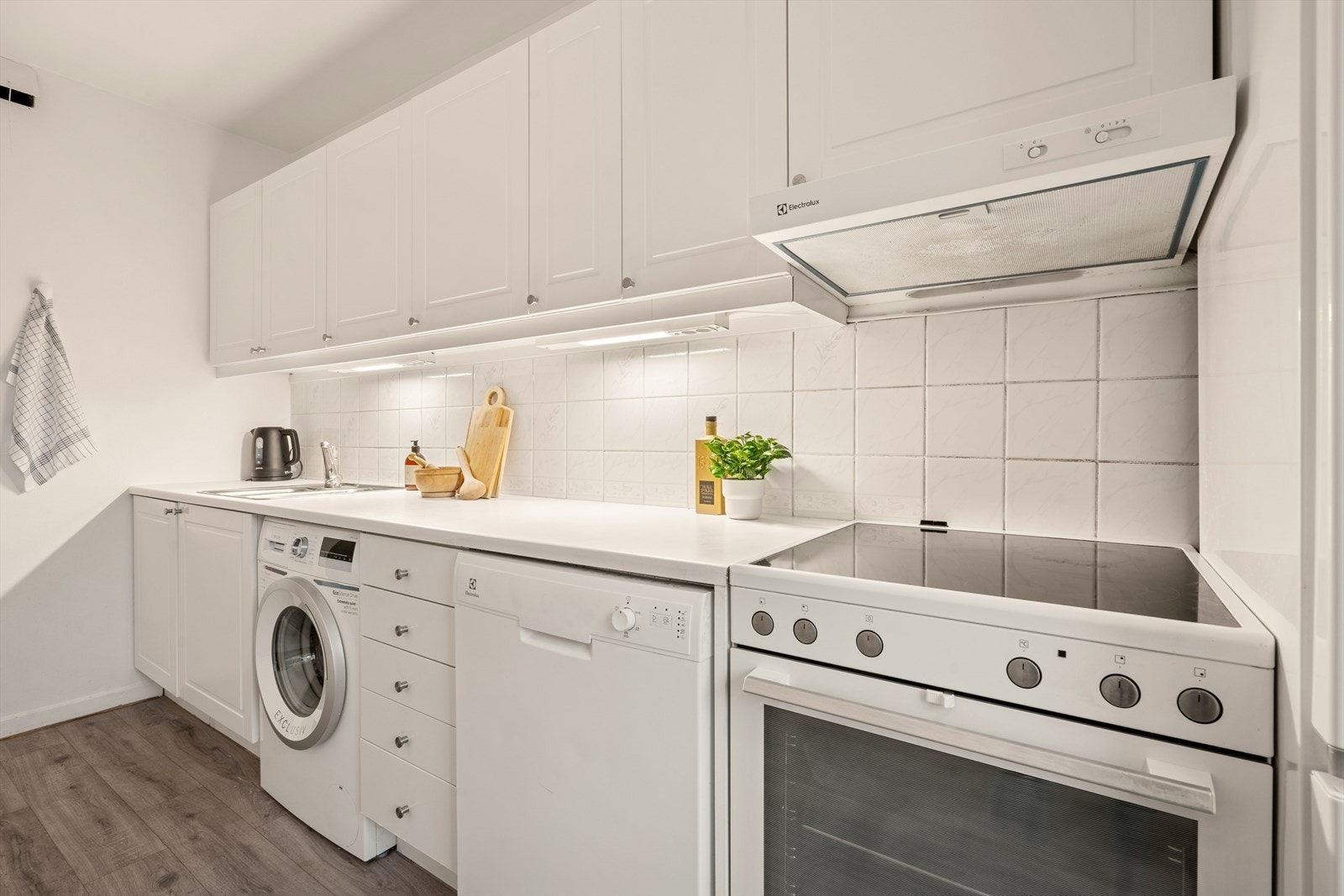 Det er installert kullfilterventilator, samt opplegg for både oppvaskmaskin og vaskemaskin. Komfyren ble montert i 2023. Galleribilde