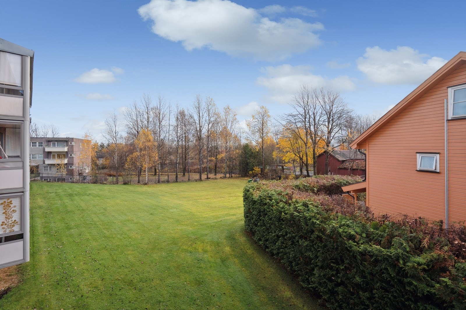 Fra balkongen har du hyggelig utsikt til borettslagets grøntarealer. Galleribilde
