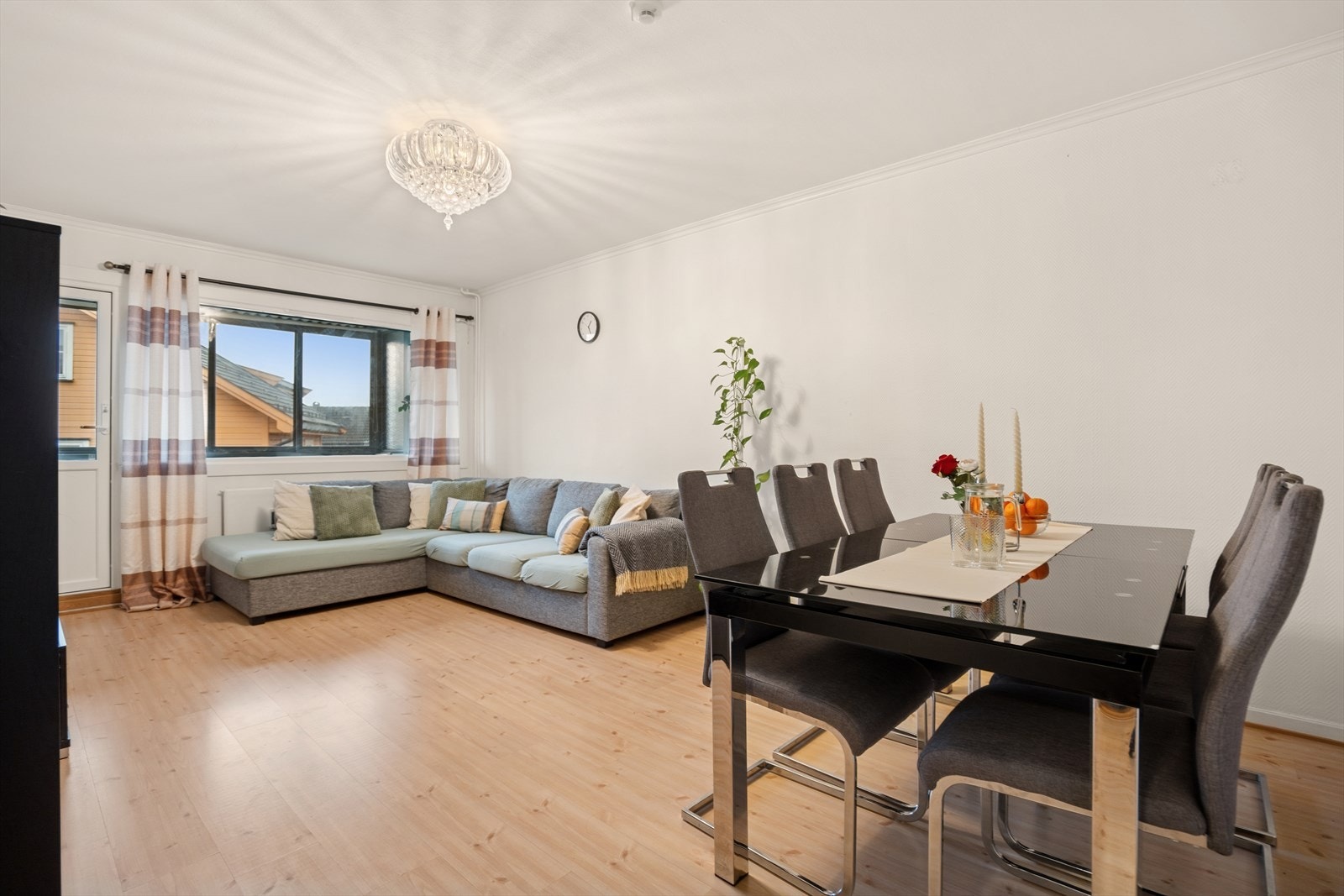 Varmtvann og fyring er inkludert i felleskostnader. Leiligheten har oppvarming med fjernvarme via radiatorer. Galleribilde