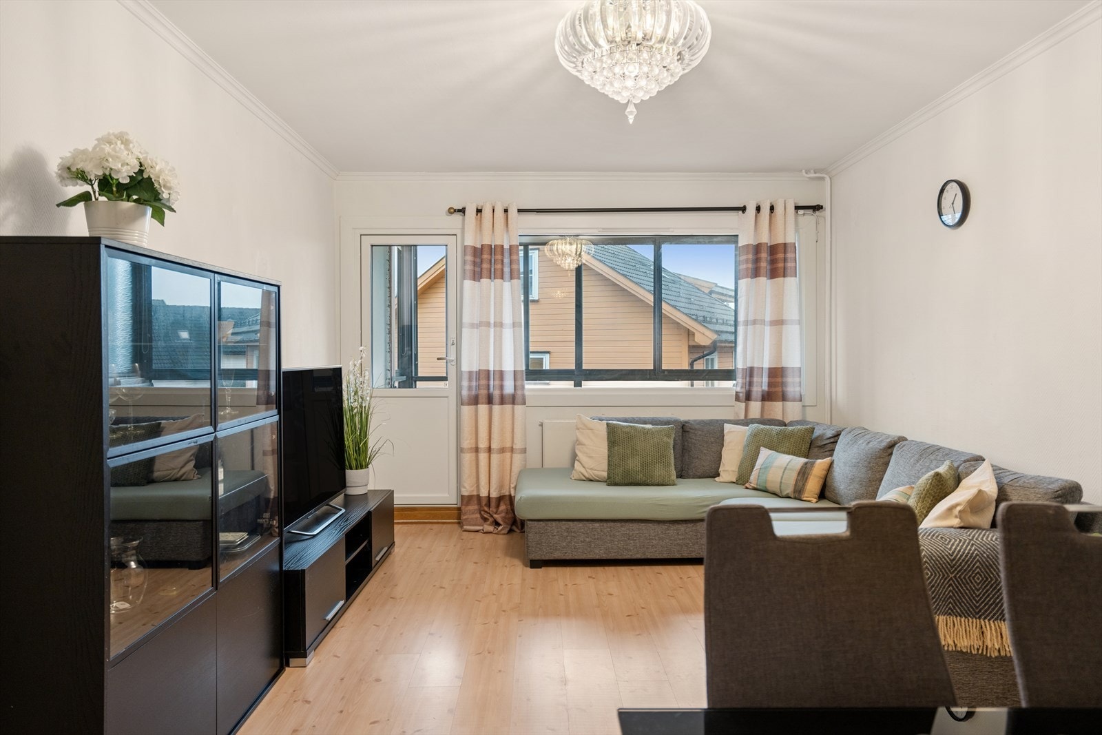 Store og moderne vindusflater slipper inn rikelig med dagslys og bidrar til en lys og luftig atmosfære. Galleribilde