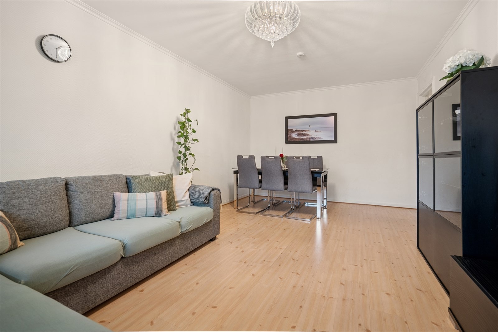 Innvendig er det gulv av laminat i stue, veggene har strie, og tak har pusset/malte overflater. Galleribilde