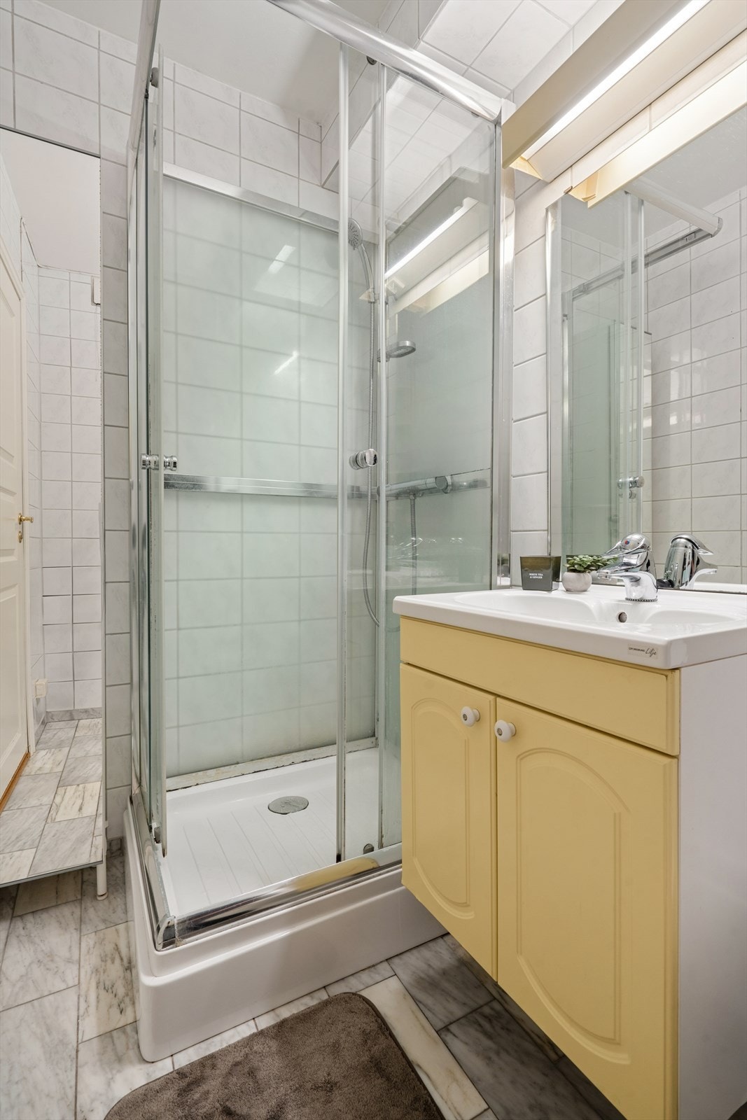 Baderommet bærer preg av alder og slitasje, og har behov for modernisering. Galleribilde