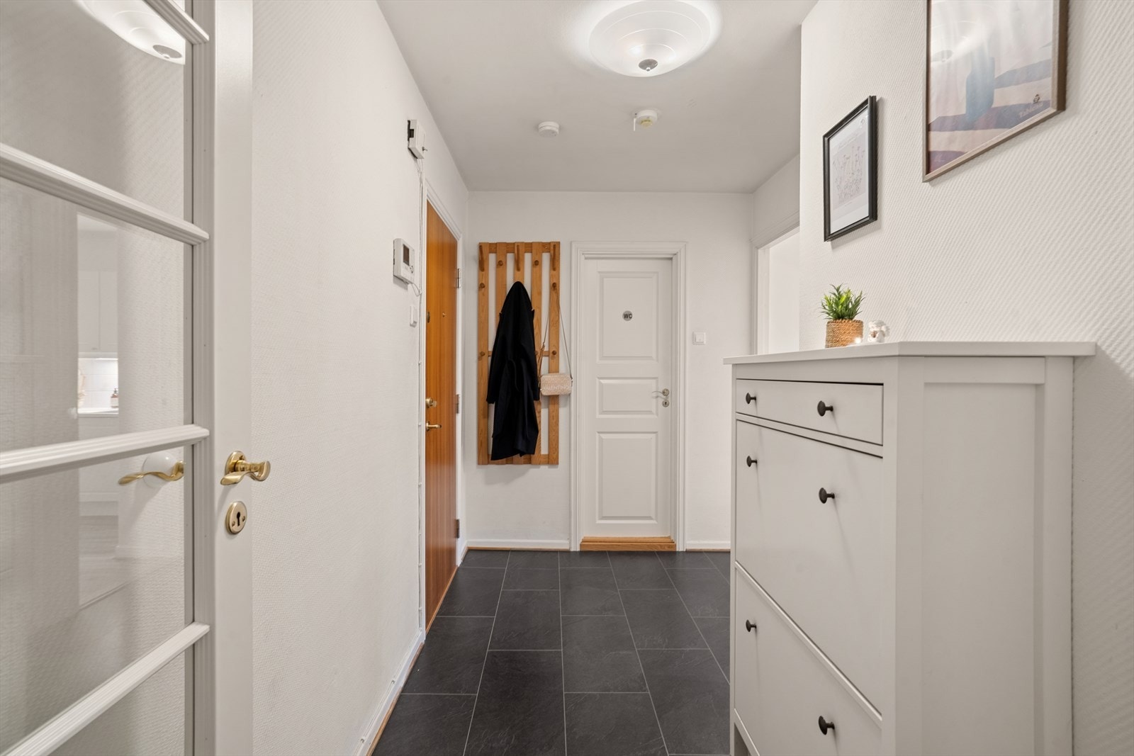 Inngangen fremstår som lys og funksjonell med praktisk garderobesystem. Galleribilde