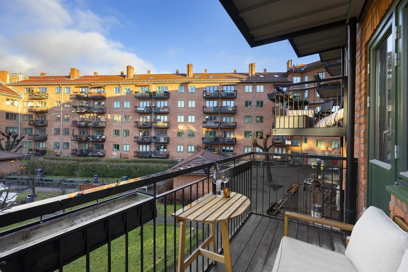 Hyggelig balkong på 4 kvm med ettermiddags/kveldssol, plass til koselig sittegruppe. Galleribilde