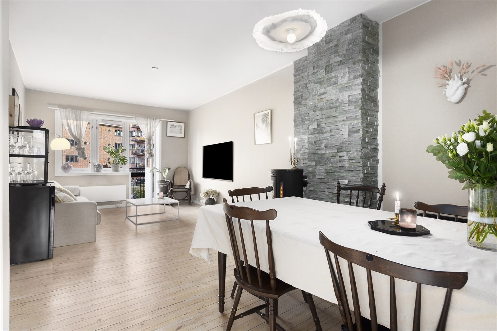 Stuen er av god størrelse med plass til både sofagruppe og stort spisebord Galleribilde