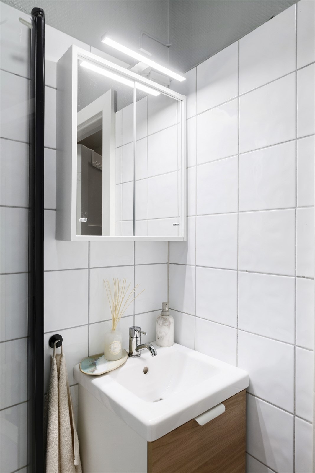 Veggskap med speilfronter over servant. Galleribilde