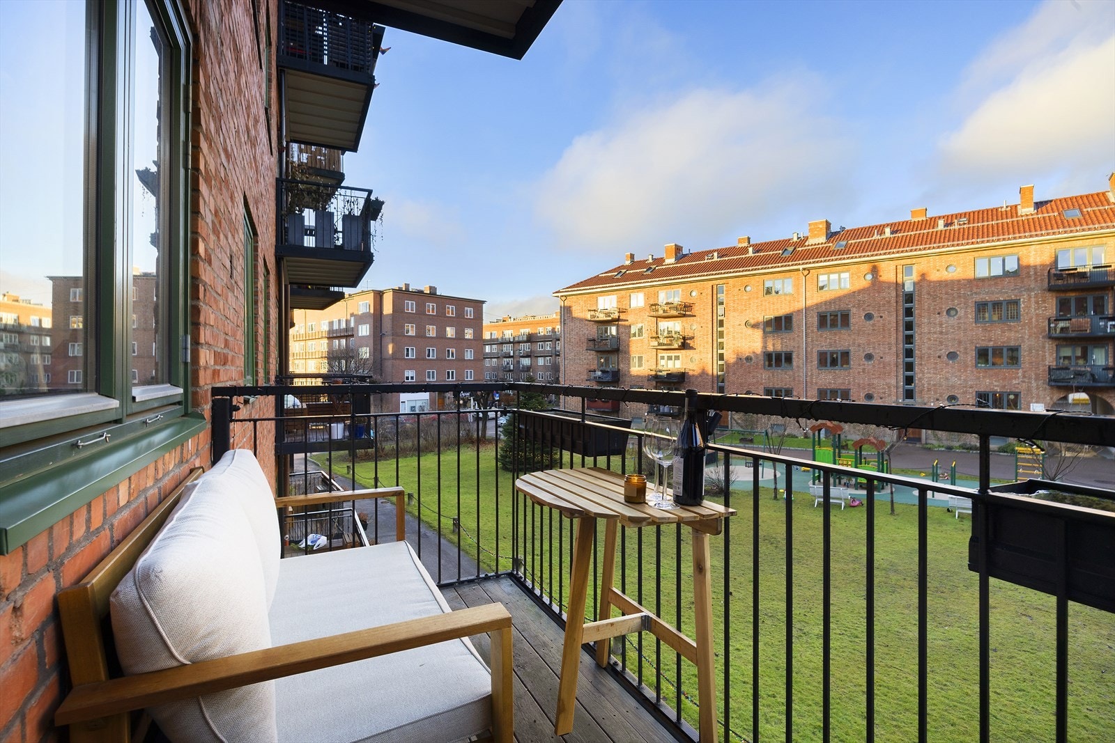 Romslig balkong ut mot stille bakgård. Galleribilde