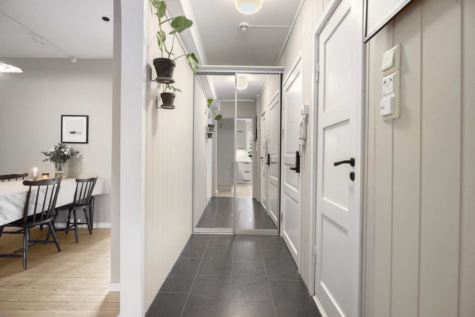 Velkommen inn! Gang med praktisk skapløsning. Galleribilde