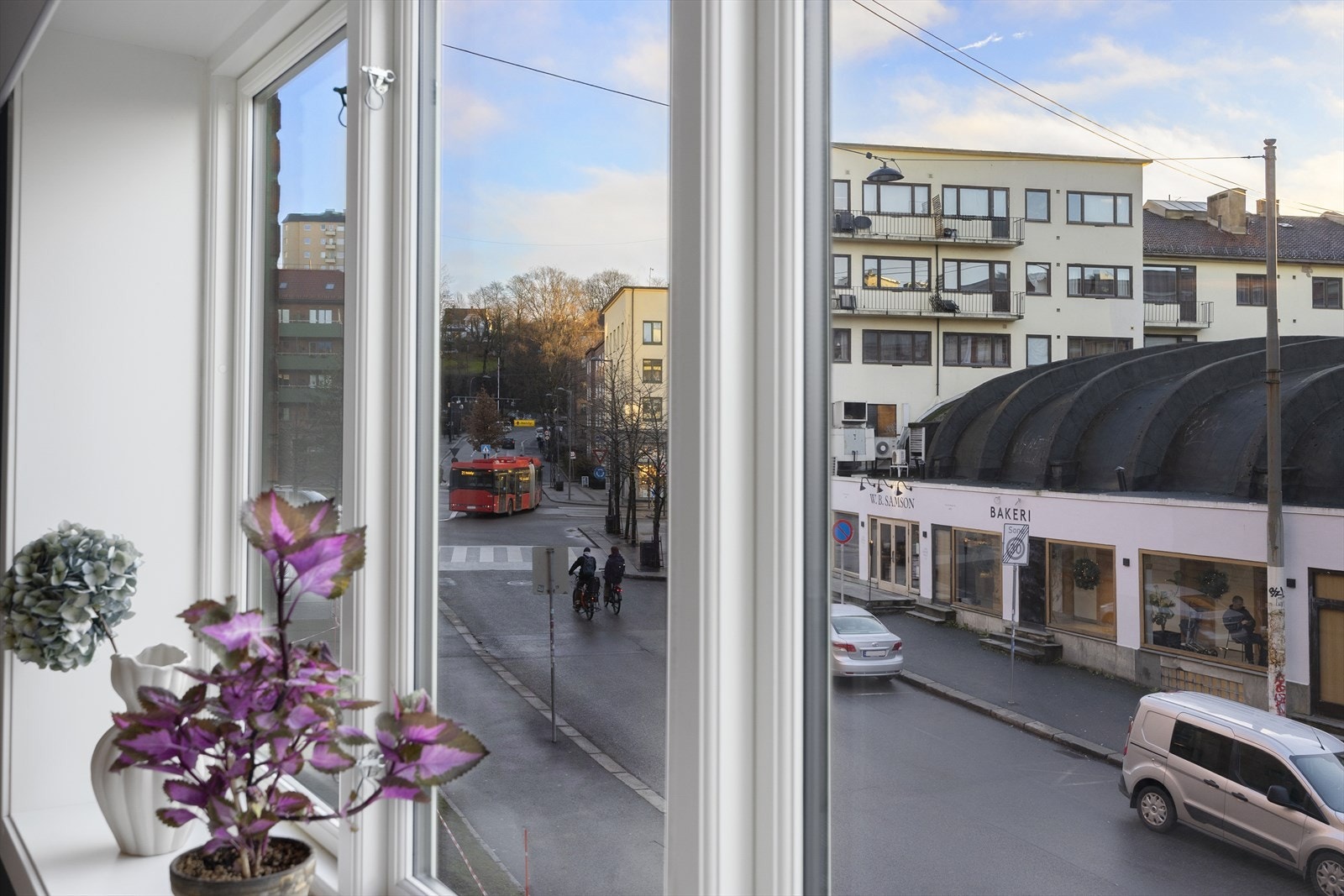 Koselig utsikt ut mot rolig gate med bakeri bare et steinkast unna. Galleribilde