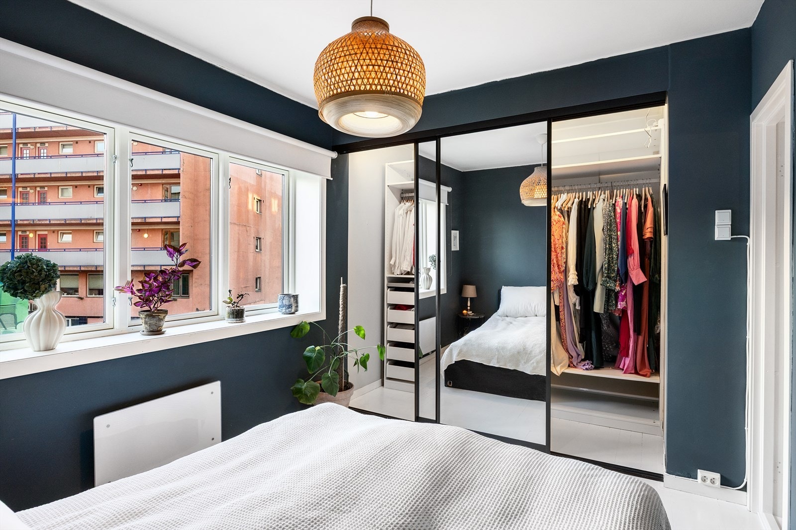 Garderobeskap med gode oppbevaringsmuligheter. Galleribilde