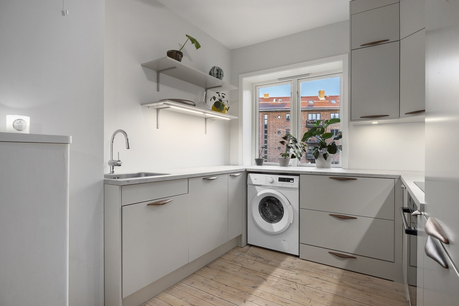 Lyst og moderne Norema kjøkkeninnredning fra 2024. Stekeovn, keramisk topp, oppvaskmaskin og kjøl/frys er integrert i innredningen. Stekeovn fra 2025. Galleribilde