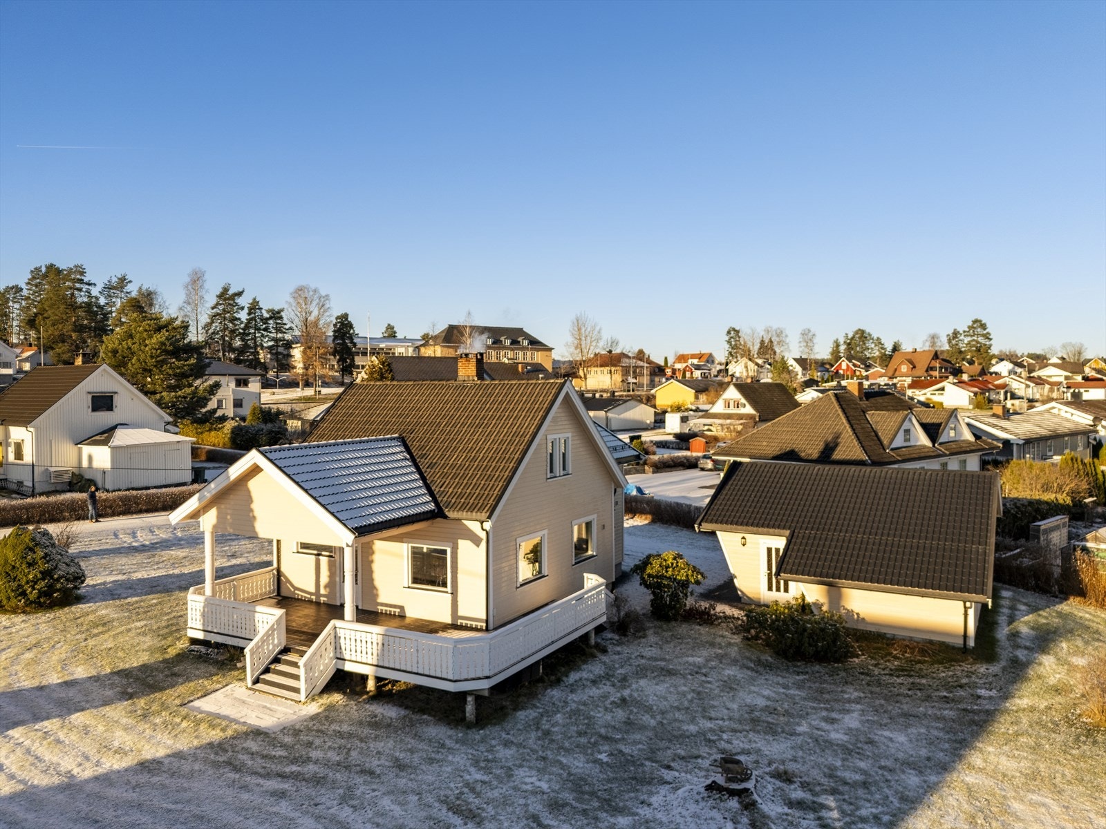 Stor tomt som etter fradeling utgjør ca. 1.8 mål. Galleribilde