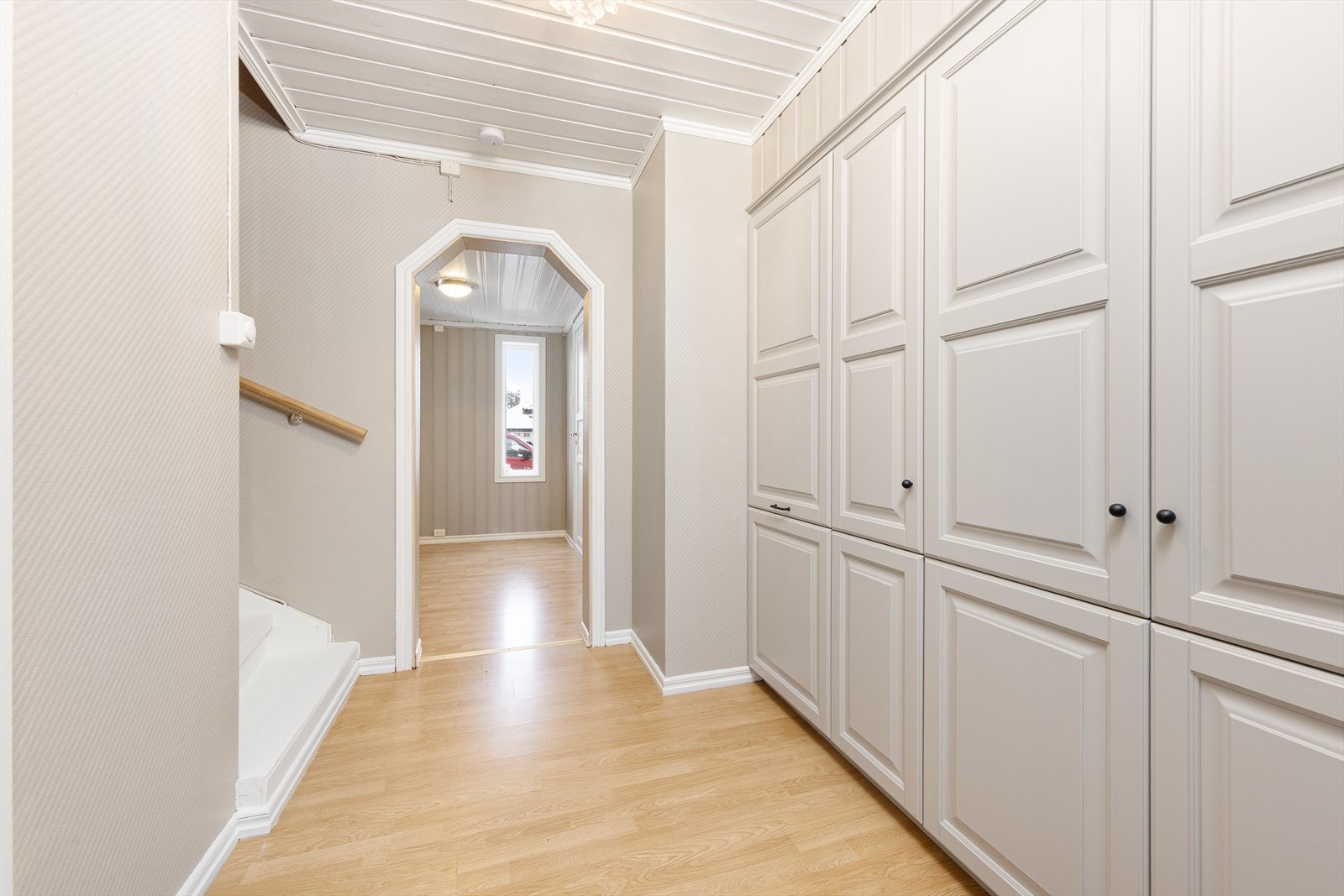 God plass til garderobeskap for oppbevaring i gang. Galleribilde