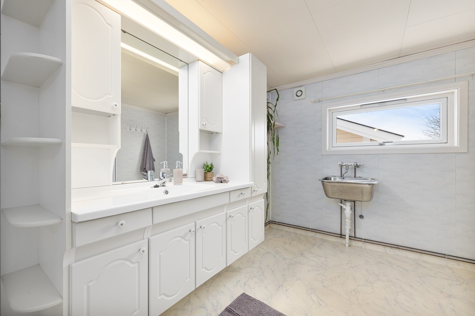 Bad er opplyst å være fra 1997. Overflate på gulv består av belegg. På vegger er det montert våtromsplater. Galleribilde