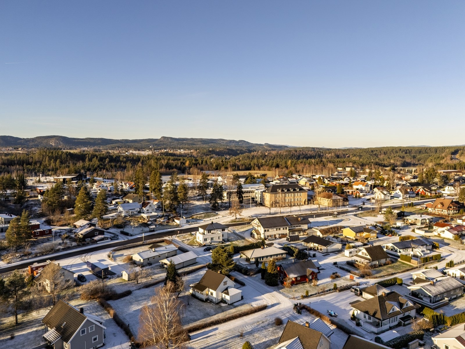 Familievennlig enebolig med 4 soverom - Stor tomt på ca. 1.8 mål - Dobbelgarasje - Kun 2 min gange til barneskole! Galleribilde