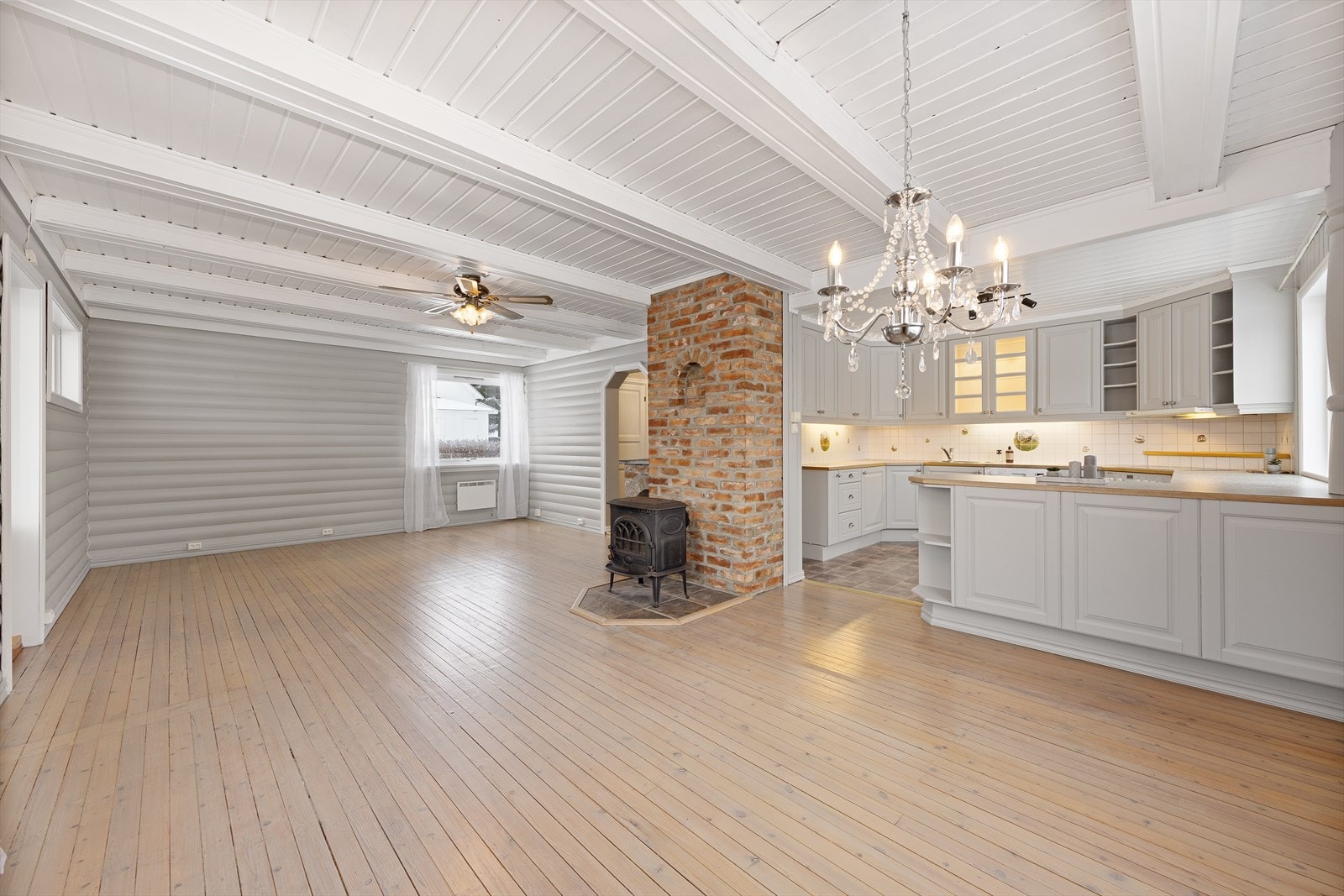 Spisestuen finner sin naturlige plass, der det er god plass til å invitere gjester over på middag eller ha større selskaper. Galleribilde