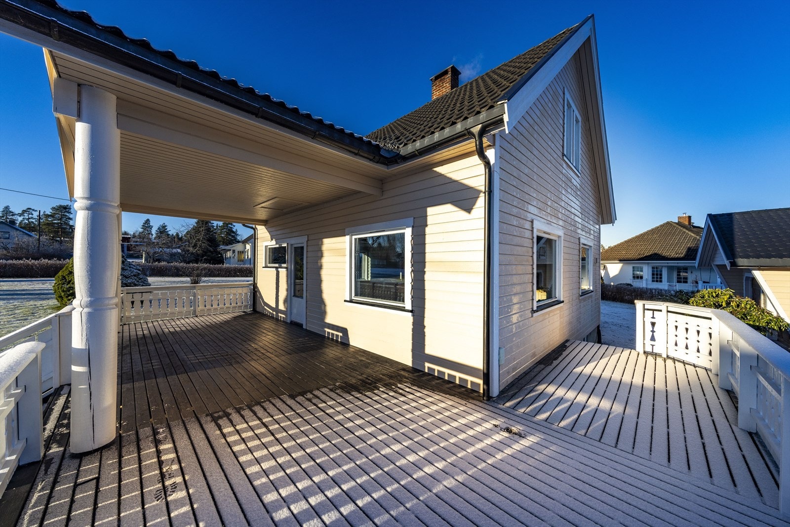 Terrassen har gode muligheter for utemøblement med både sittegruppe og loungemøbler. Galleribilde