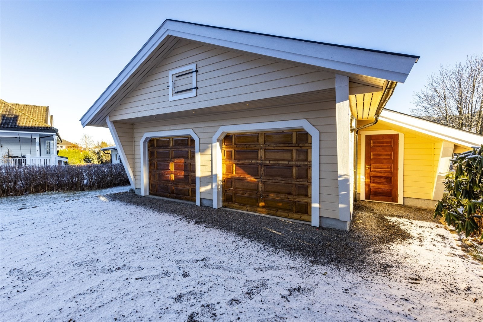 Parkering i gruset gårdsplass og dobbelt garasje. Galleribilde