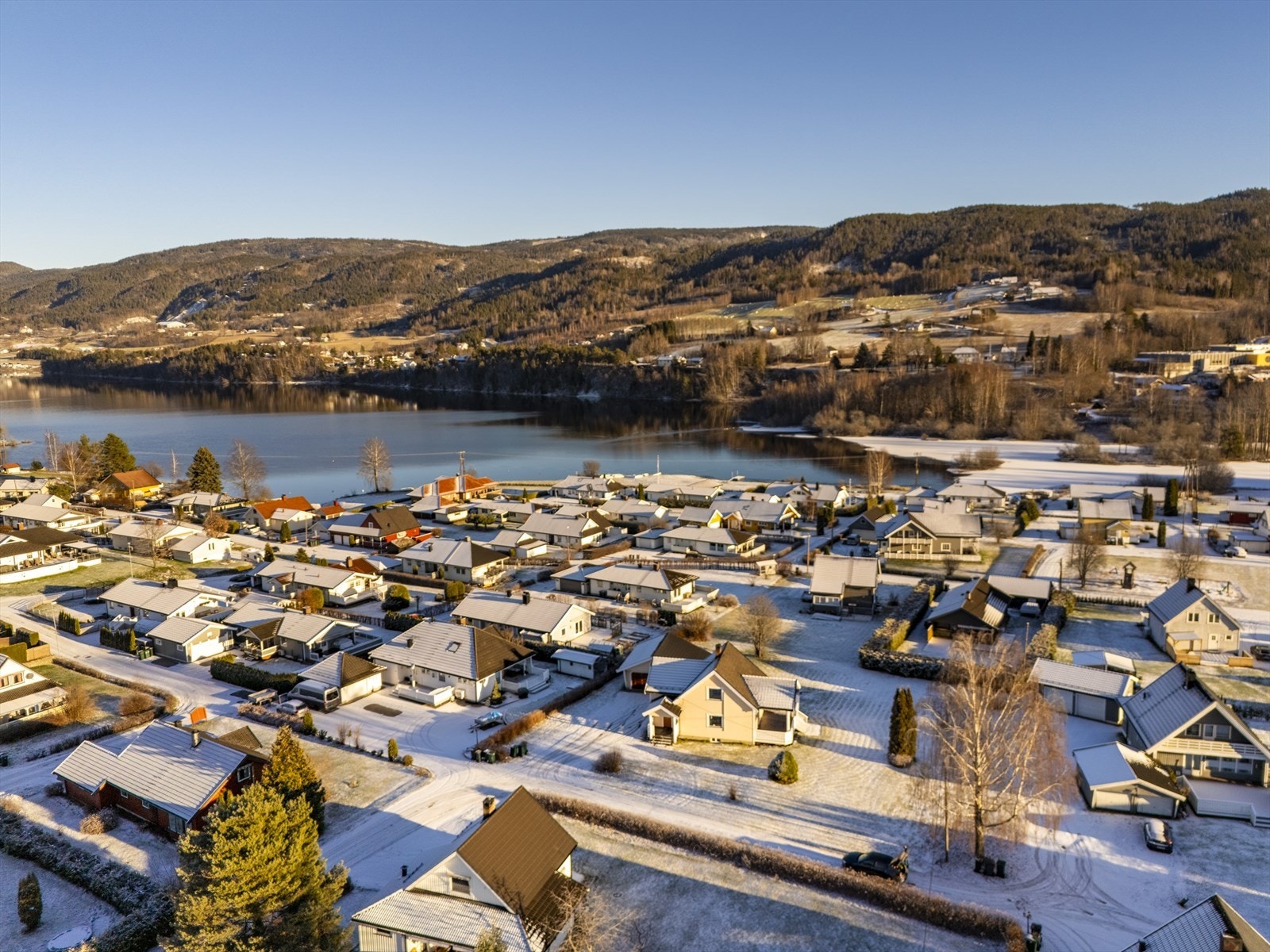 Gode solforhold og nærhet til Bergsjø med badeplasser, mulighet for fiske og båtliv. Galleribilde