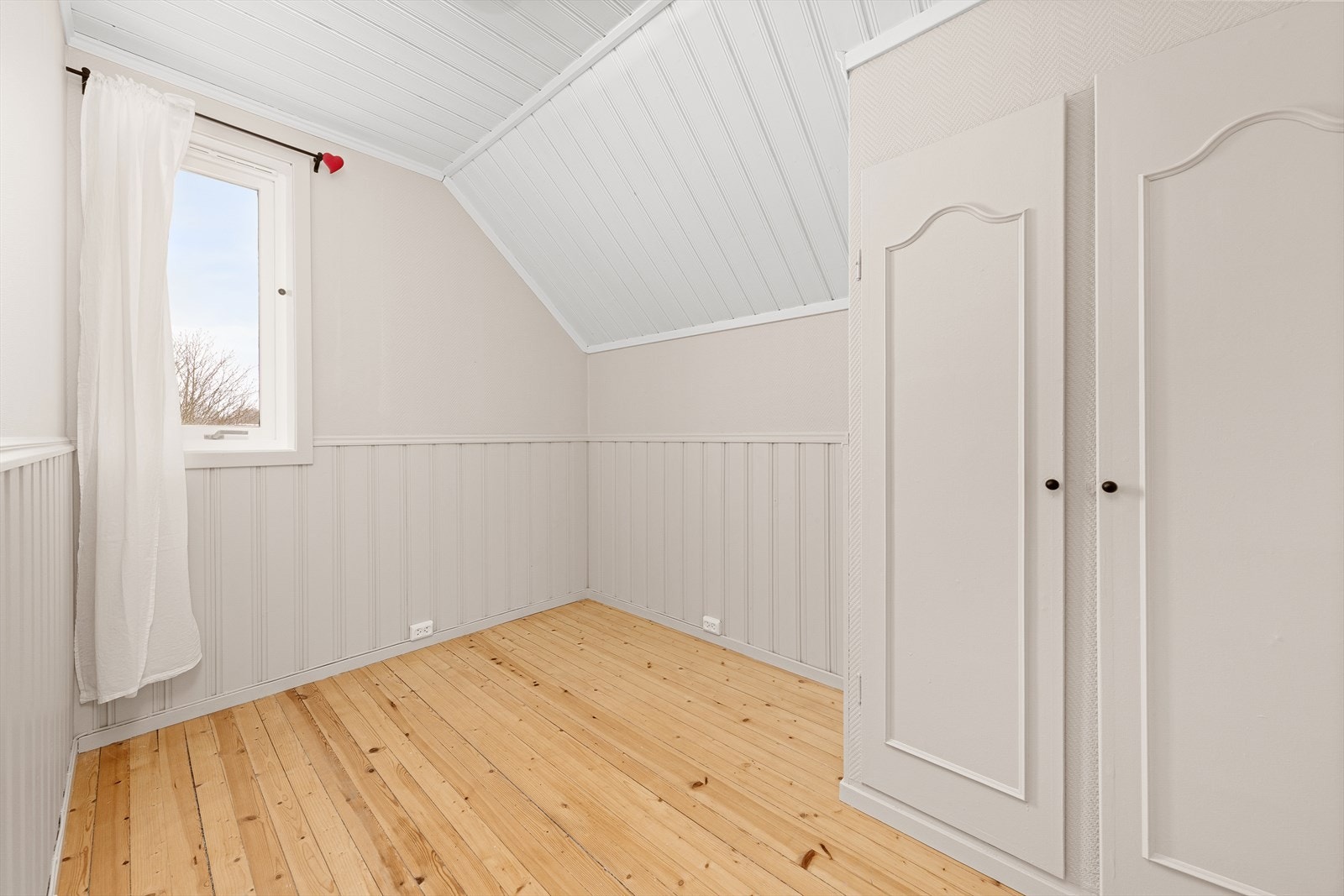 2 små soverom i 2.etasje har for små vinduer i til å oppfylle krav til dagslysflate og rømningsvei. Galleribilde