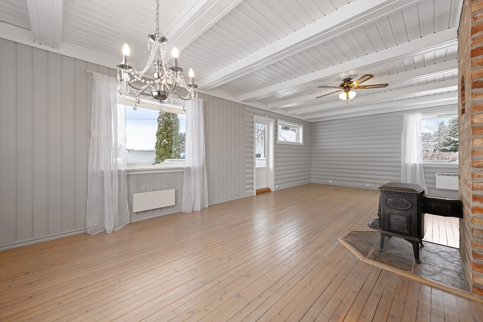 Sentralt plassert i rommet er en eldre vedovn. Galleribilde