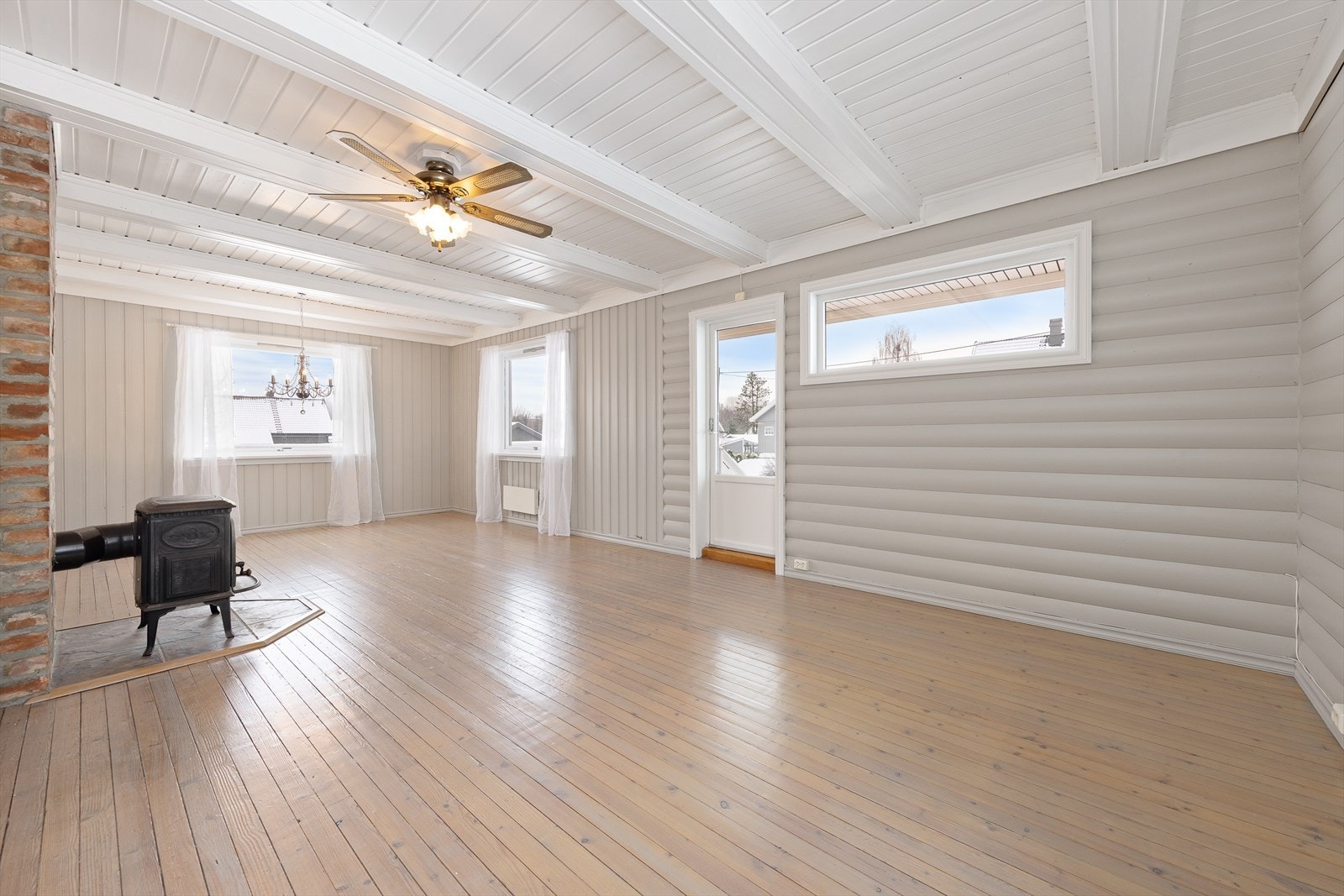 Stuen er romslig med god plass til sofakrok, spisegruppe og tv-møblement. Galleribilde