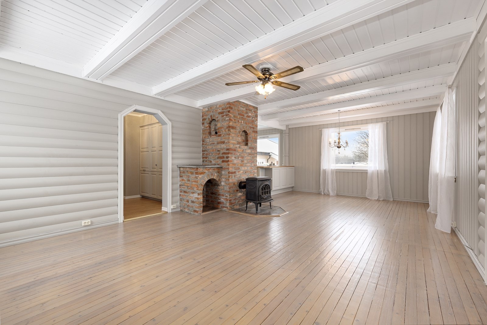 Frittliggende bolig oppført i trekonstruksjon på grunnmur av betong. Galleribilde