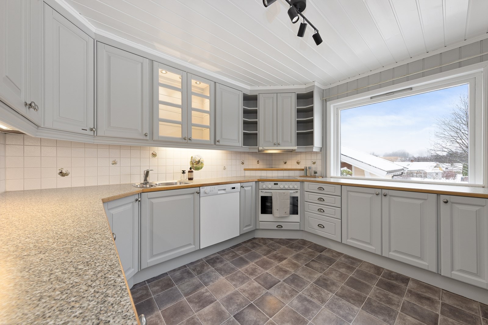 Kjøkkenet ligger i en åpen og sosial løsning mot stuen. Galleribilde