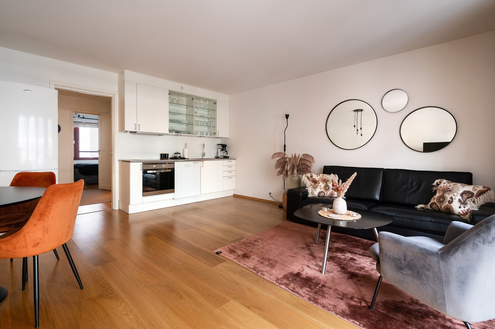 Dette er et kjøkken med god skap- og benkeplass med innredning fra byggeår. Galleribilde