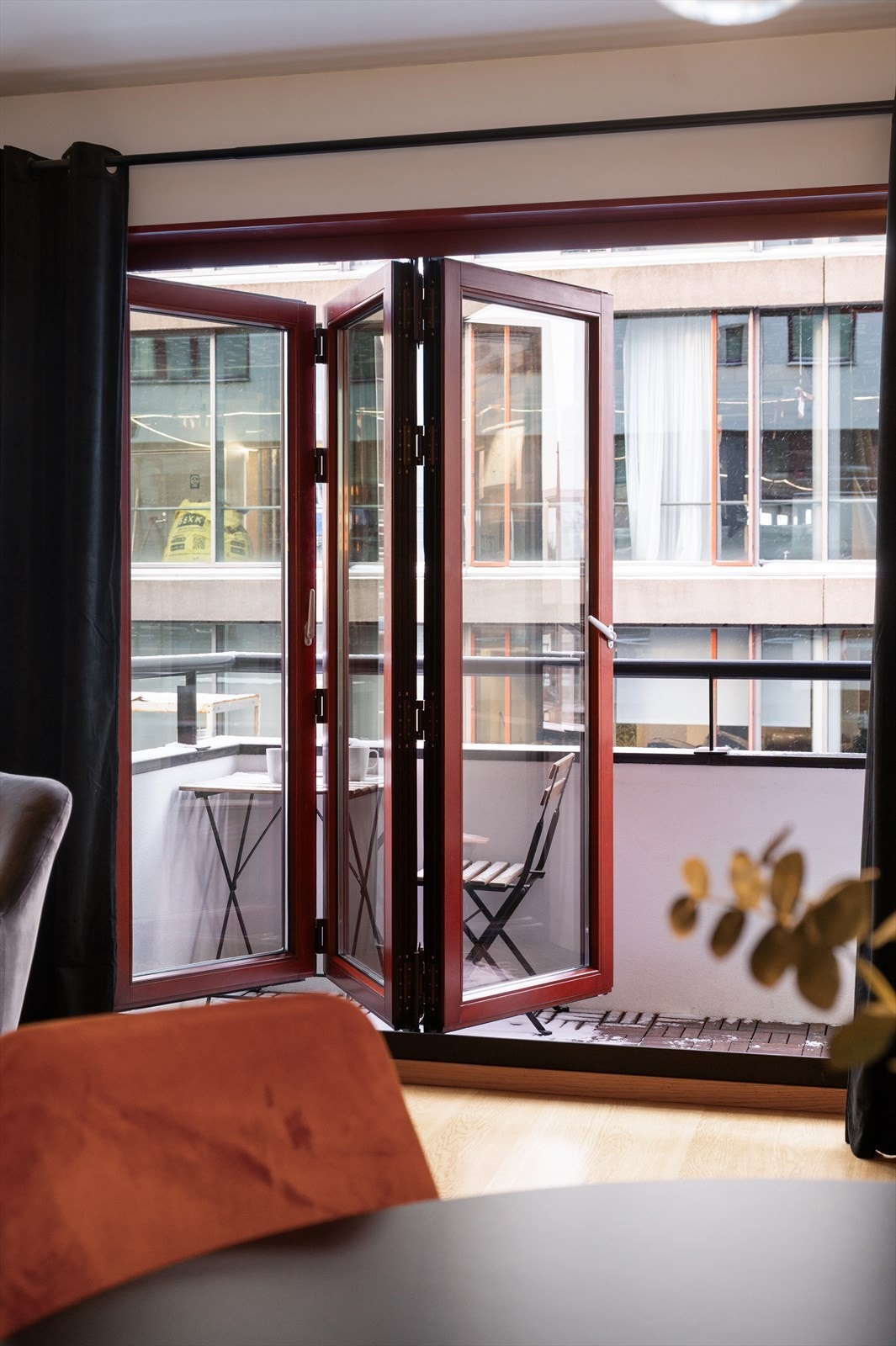 Fra stuen er det utgang til leilighetens balkong. Galleribilde