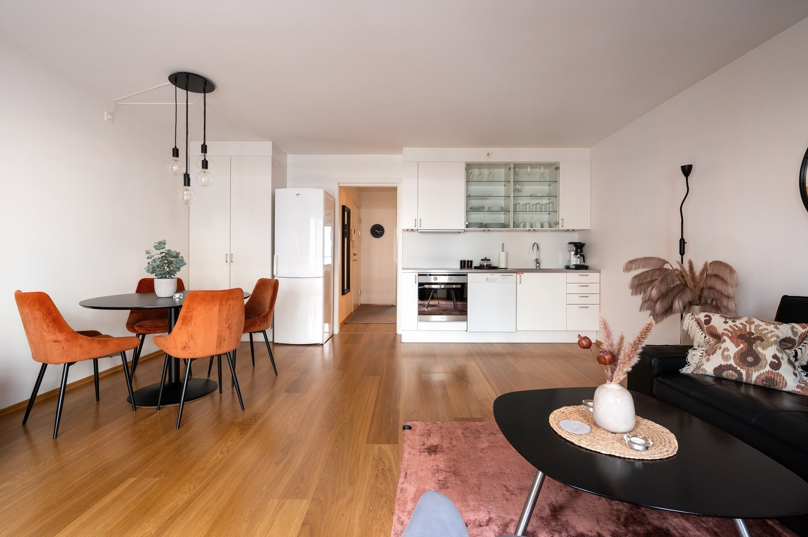 Praktisk åpen kjøkken løsning. Hvitevarer medfølger Galleribilde