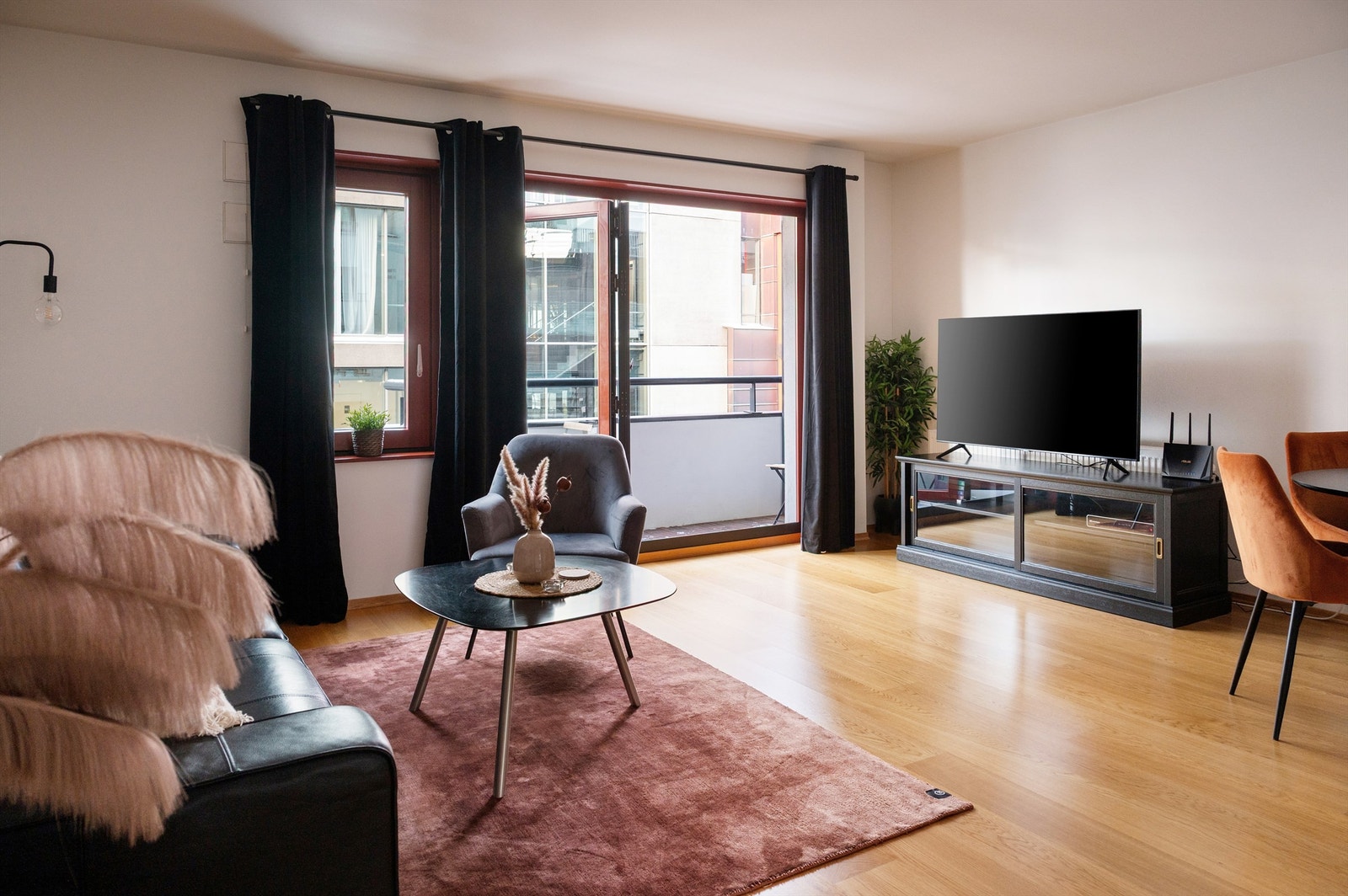 Stuen har en arealeffektiv og smart planløsning med plass til både sofahjørne og spisebord. Galleribilde