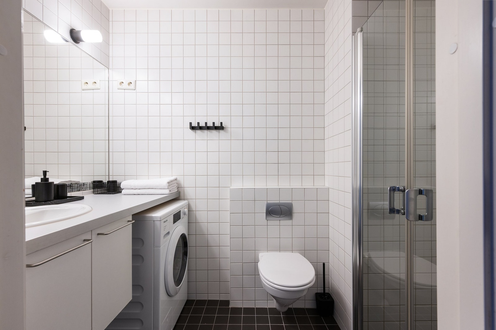 Leiligheten har et delikat bad med varmekabler i gulv og lyse flis- og fargevalg. Galleribilde