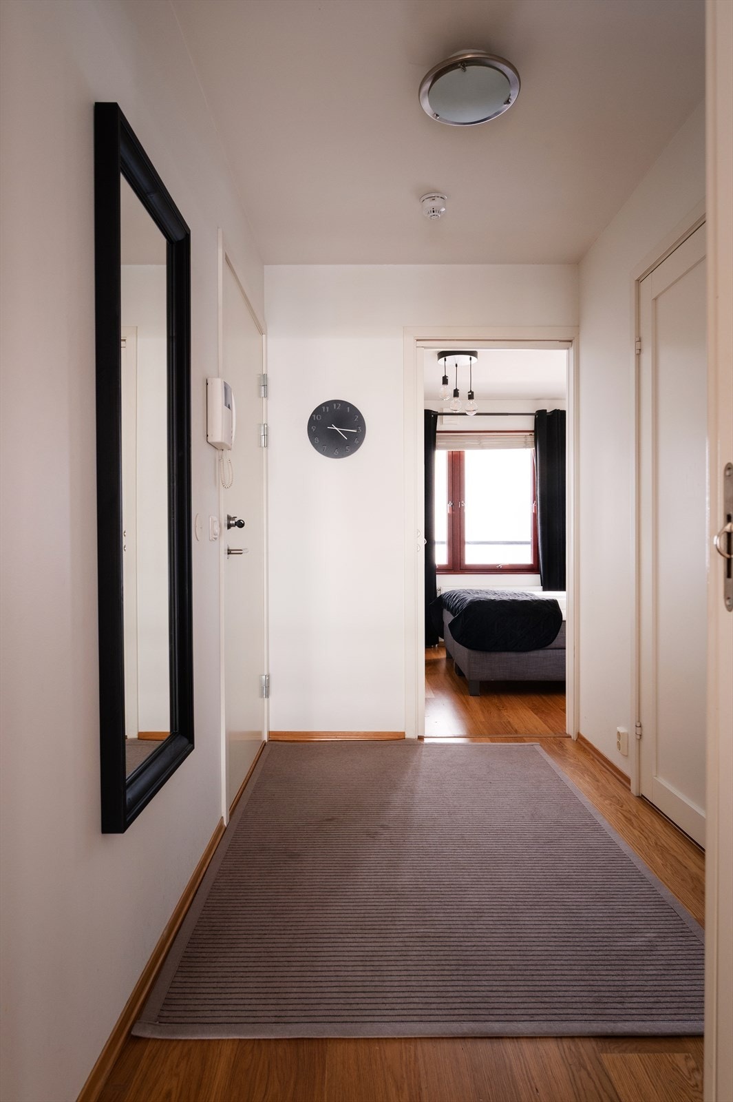 Lys og praktisk entré med god plass til å henge fra seg yttertøy og skotøy. Velkommen inn! Galleribilde