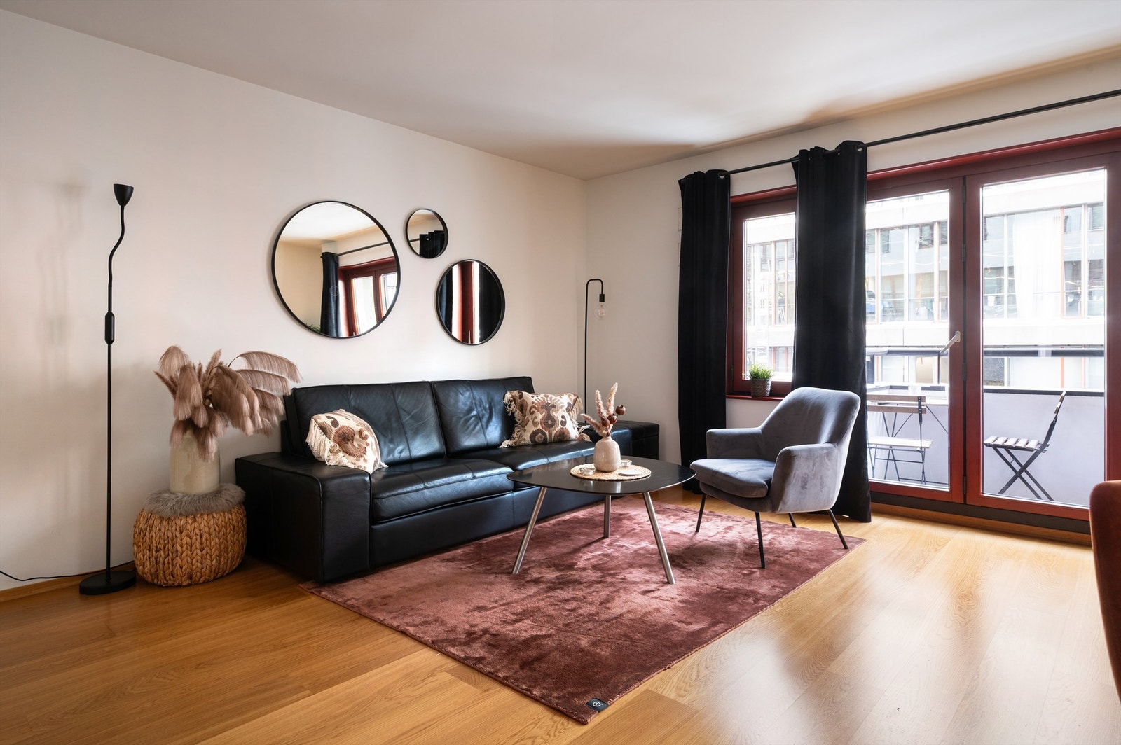 Store vindusflater gir godt med naturlig dagslys, og sammen med moderne fargevalg skapes en behagelig atmosfære. Galleribilde