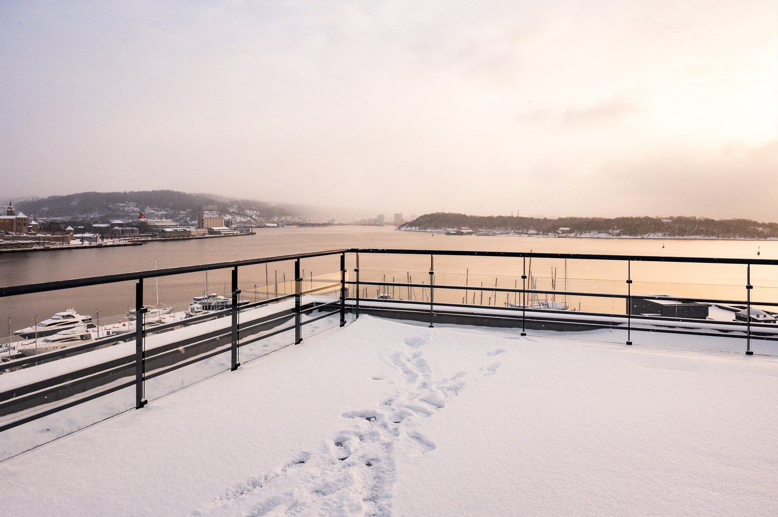 Velkommen til Lille Stranden 2! Presentert av Halvor L. Heikkilä v/ Eiendomsmegler Krogsveen. Bilde av felles takterrasse med fantastisk utsikt. Foto: Kreativ Mango Galleribilde