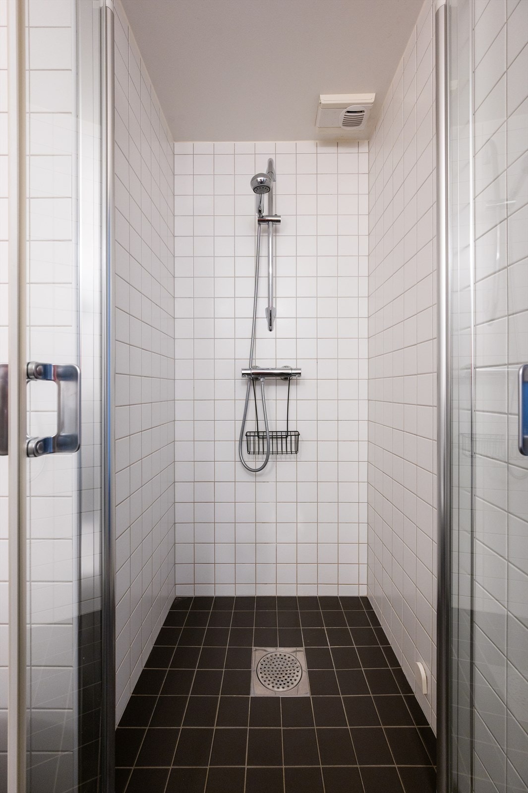 Videre er det dusj med dører i glass. Opplegg for vaskemaskin. Badet er fra 2007. Galleribilde