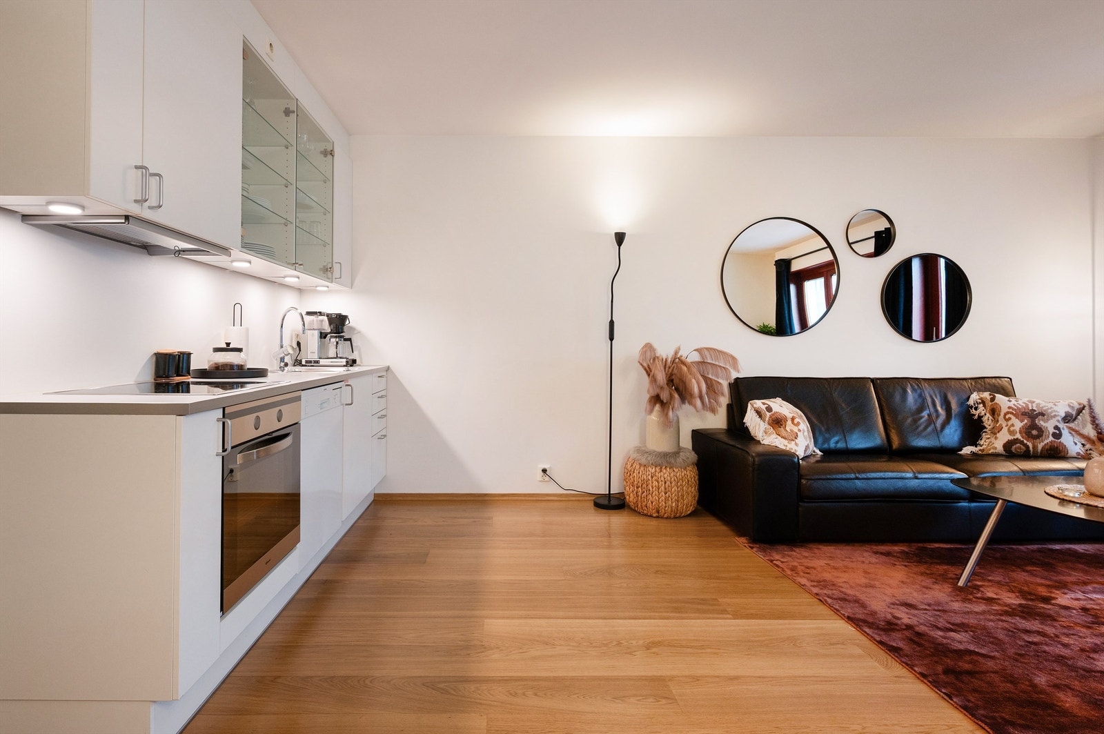 Benkeplaten er i laminat og har underlimt oppvaskkum i rustfritt stål. Galleribilde