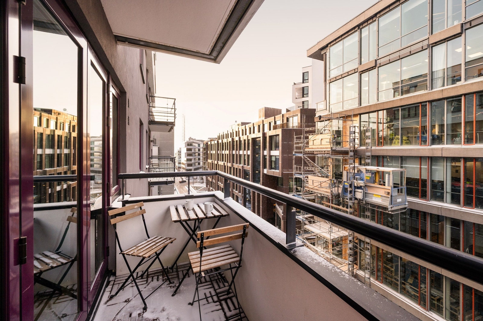 Balkongen blir en forlengelse av stuen hvor varme sommerkvelder kan nytes! Galleribilde