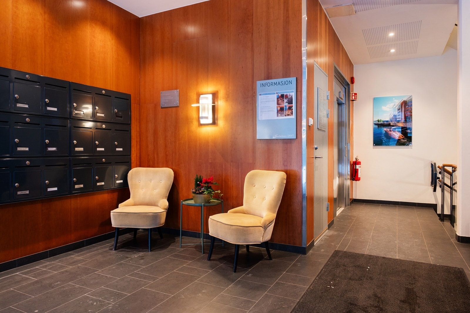 Leiligheten har adkomst via en pen felles trappeoppgang med heis og callinganlegg. Galleribilde