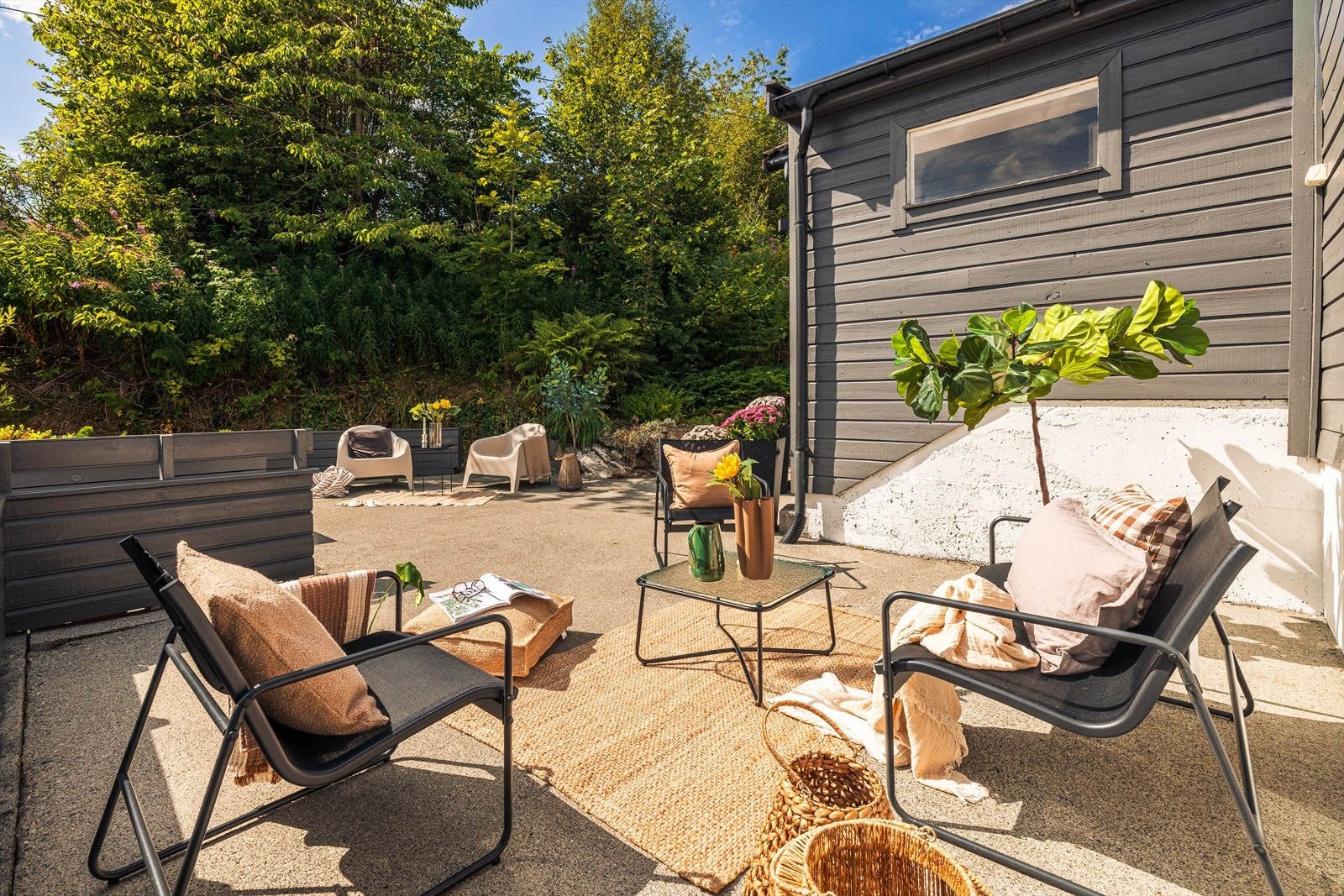 På fremsiden av boligen finner man denne plattingen. Galleribilde