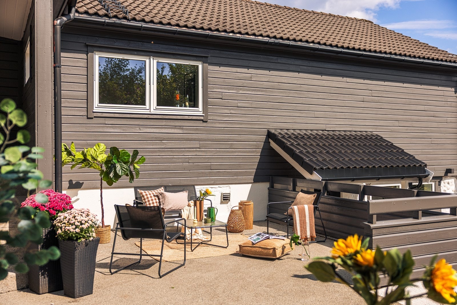 Hybelen har en egen inngang på fremsiden boligen. Galleribilde