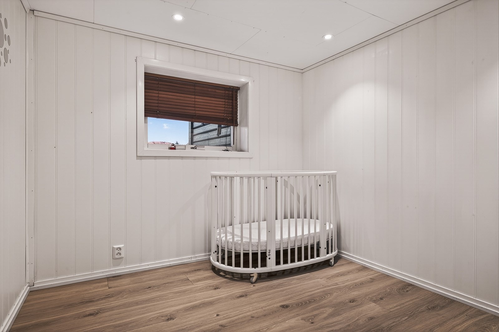 Hybelen sitt andre soverom måler 7,7 kvm og er i dag innredet som et barnerom. Galleribilde