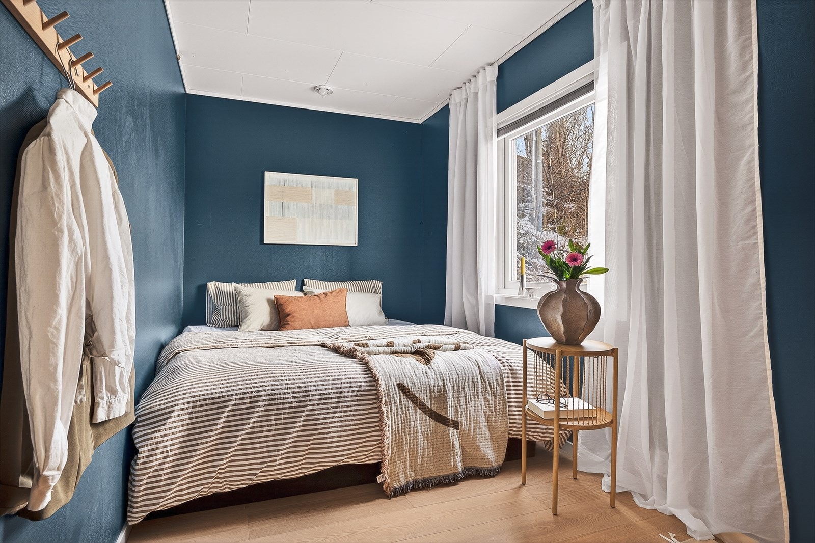 Det siste soverommet i denne etasjen måler ca 11 kvm og er innredet med stor dobbelseng. Galleribilde