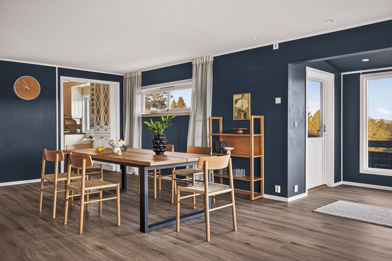 Utformingen på kjøkken/stue gjør den ypperlig for sosiale sammenkomster. Galleribilde