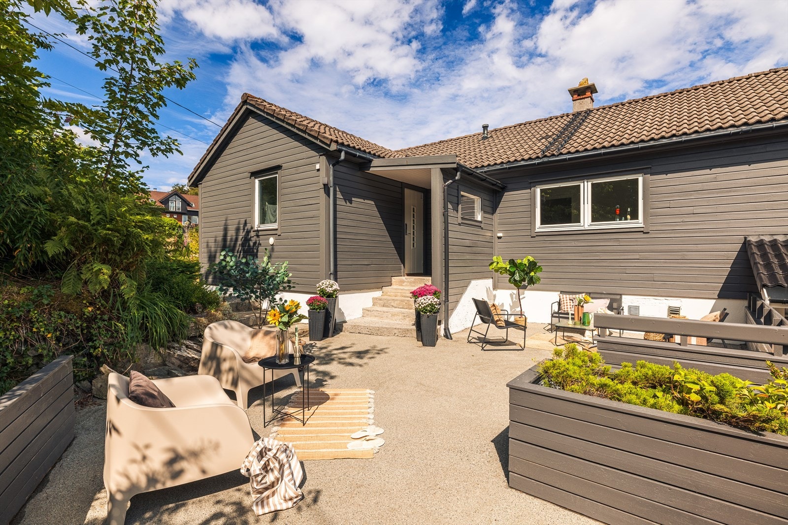 Byggets hyggelige hovedinngang ønsker deg velkommen hjem etter en lang dag på farten. Galleribilde