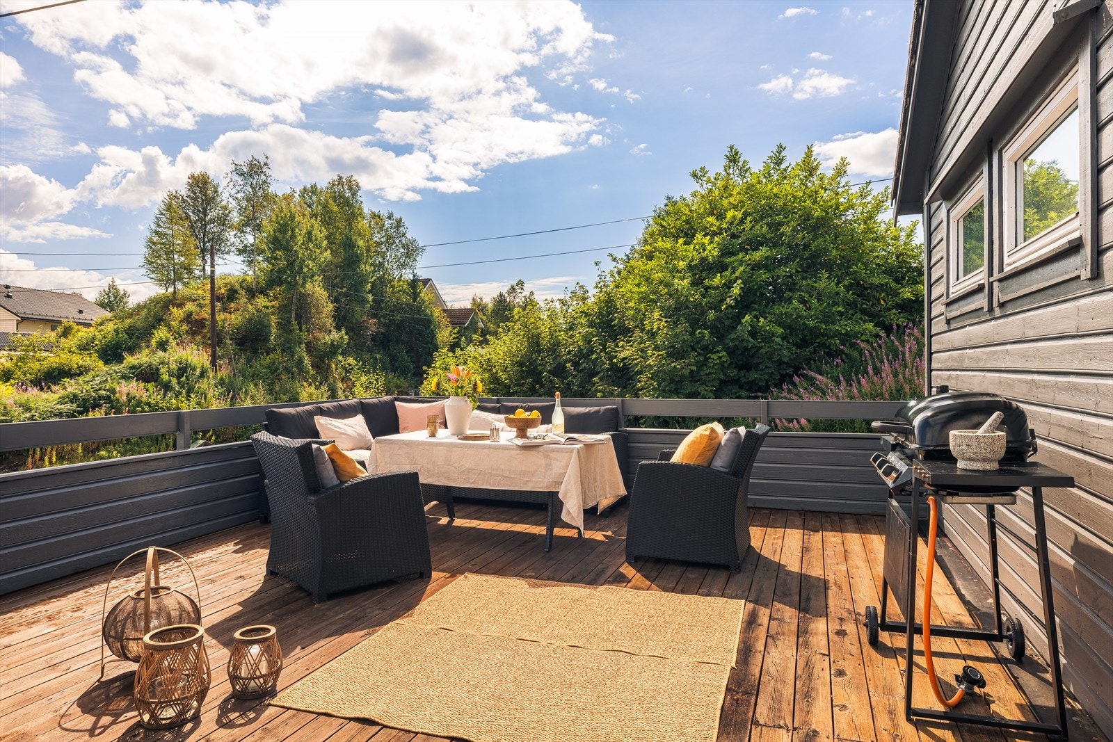 Terrassen måler 41 kvm og er første av boligens to terrasser. Galleribilde