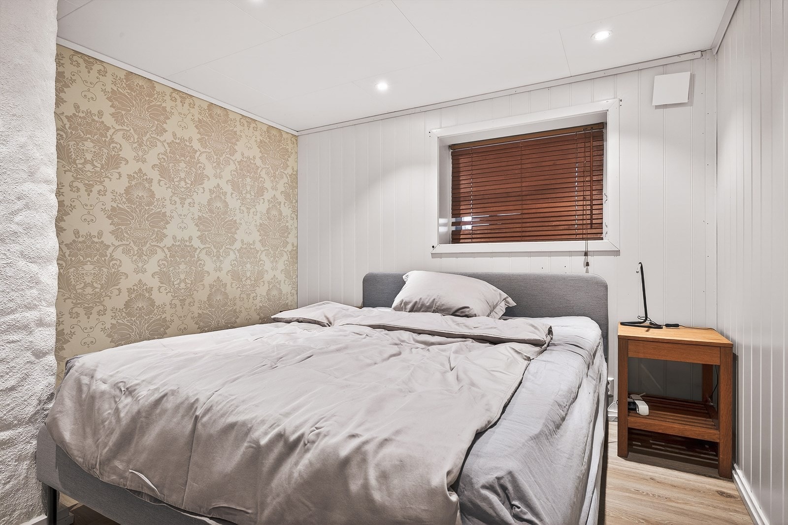 Videre har vi hybelen sitt hovedsoverom som måler 8,5 kvm. Galleribilde